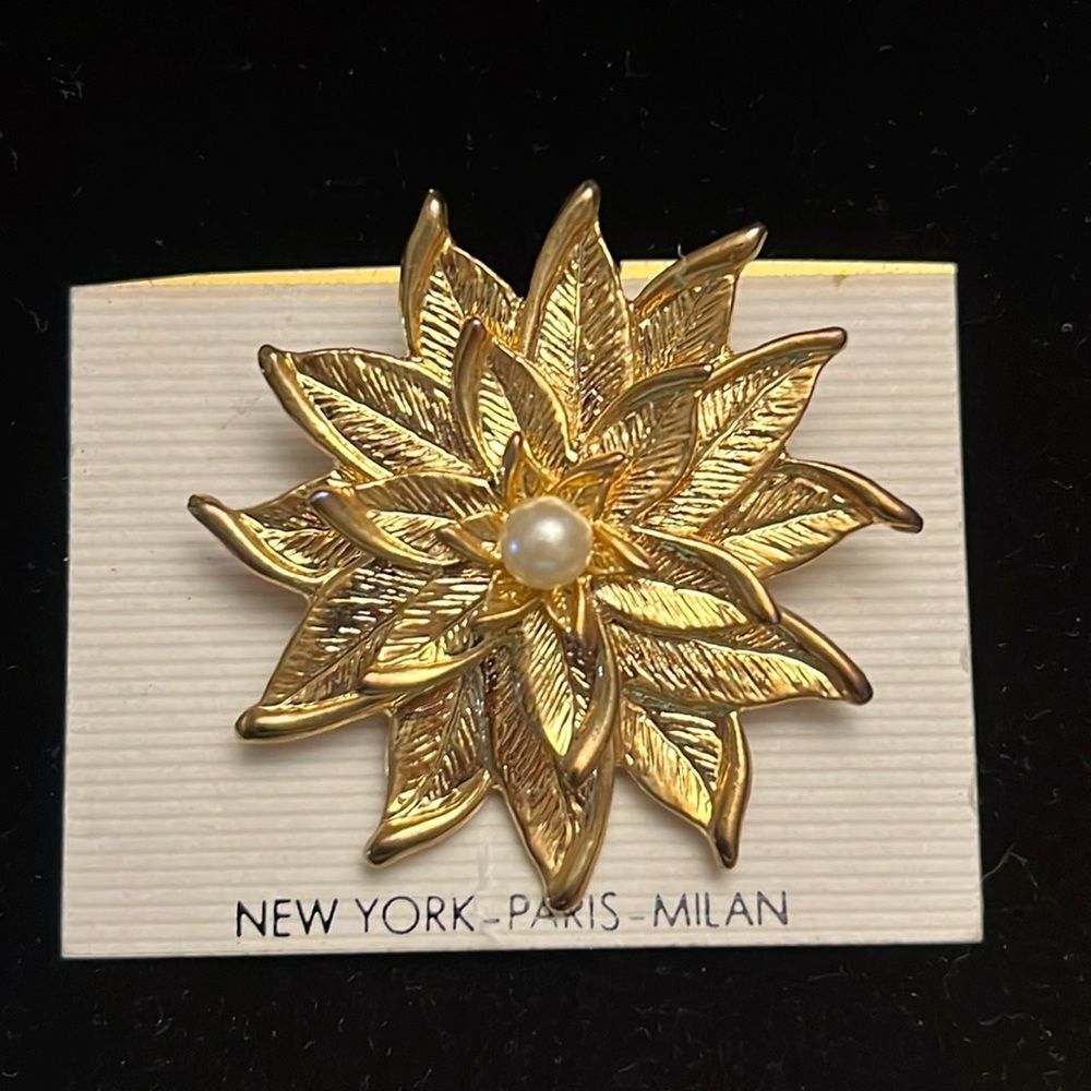Vintage Flower Pin Gold Tone with pearl center
